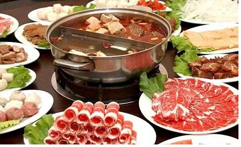  重慶火鍋底料批發(fā)對(duì)火鍋文化的闡述 重慶火鍋底料批發(fā)主要提供火鍋底料的銷售，對(duì)于一家生意很好的火鍋店來(lái)講，選擇一家穩(wěn)定的供應(yīng)商是保證生意的必要措施，一般來(lái)講，進(jìn)行長(zhǎng)期合作的廠家在口味上才能夠進(jìn)行還原，避免了頻繁換供應(yīng)商對(duì)口味帶來(lái)的變化。 重慶火鍋種類繁多，主要以毛肚為主，當(dāng)然每道菜都有重慶風(fēng)味。調(diào)味料也以芝麻油、蒜泥、香菜、洋蔥、蠔油等輔助蘸料為基礎(chǔ)。吃得很豪放，尤其是在夏天，重慶火鍋赤手空拳，能感受到重慶火鍋帶來(lái)的浸泡。只有當(dāng)你真正享受辛辣的火鍋時(shí)，你才能品嘗到重慶火鍋的特色。這是重慶特有的風(fēng)味，也是重慶火鍋在吃的時(shí)候可以體驗(yàn)到的靈魂深處。重慶的火鍋充滿了時(shí)代的氣息。每一口火鍋都能見(jiàn)證重慶火鍋的歷史發(fā)展。在這樣的環(huán)境下，重慶火鍋帶來(lái)了時(shí)代的呼喚，發(fā)出了美食的號(hào)角，繼承了傳統(tǒng)的美食，創(chuàng)造了重慶火鍋更好的口味。 重慶火鍋底料批發(fā)從歷史文化的角度出發(fā)，可以說(shuō)重慶火鍋是百年歷史，在不斷精細(xì)化的工作過(guò)程中，重慶火鍋吸引了更多的人去認(rèn)識(shí)，在飲食中也涵蓋了更多的歷史文化，取得了更大的成就。重慶火鍋基地的也讓人們記住了重慶的文化意義。火鍋基地材料廠生產(chǎn)和生產(chǎn)火鍋基地材料是歷史發(fā)展的結(jié)合，而且在不斷生產(chǎn)的基礎(chǔ)材料中可以有多種口味和經(jīng)驗(yàn)，這也是對(duì)重慶火鍋的認(rèn)可，是重慶火鍋精神的歷史驅(qū)動(dòng)。重慶火鍋的味道是很有特點(diǎn)的，特別是我們吃火鍋的時(shí)候，我們可以識(shí)別和體驗(yàn)火鍋的味道。重慶火鍋在吃火鍋時(shí)，會(huì)帶來(lái)一定的特色和各種口味，所以火鍋的味道也可以被更多人接受和喜歡。 重慶火鍋底料批發(fā)的風(fēng)味體現(xiàn)在多樣化的格局中。說(shuō)重慶火鍋的多樣性真的沒(méi)有覆蓋，更不用說(shuō)重慶火鍋中的紅油黃油了。重慶火鍋的香辣味足以讓更多的人喜歡。當(dāng)然，目前重慶火鍋種類較多，但所有的基礎(chǔ)材料都圍繞著重慶火鍋展開(kāi)。美味的麻辣鍋，正宗的重慶火鍋，精致的火鍋，吃起來(lái)正宗的味道，是重慶火鍋帶來(lái)的享受。 為了追求健康，重慶火鍋帶來(lái)了越來(lái)越多的基礎(chǔ)材料。在基礎(chǔ)材料上，滋補(bǔ)木耳湯火鍋也可以帶來(lái)這個(gè)時(shí)代的正宗味道，吃在嘴里，享受美味的重慶火鍋。重慶火鍋的番茄火鍋很有特色，可以是酸辣的，可以是酸辣的，但是吃這種火鍋，你可以享受到重慶火鍋的美味，是重慶火鍋從主料到主料的絕配。當(dāng)然，這種重慶火鍋有著獨(dú)特的風(fēng)味，是對(duì)重慶風(fēng)味的體驗(yàn)和認(rèn)識(shí)。但我們吃的是火鍋。我們所享受的是重慶的品味和體驗(yàn)。